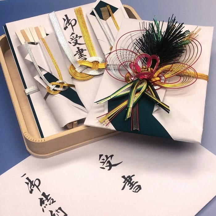 結納の受書に袴料を添える