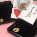 切手盆(抱き茗荷)でお支度金100万を丁寧に渡す